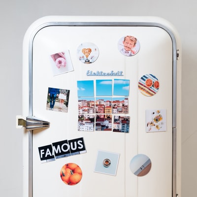 assorted-type照片贴在白色的单门冰箱
